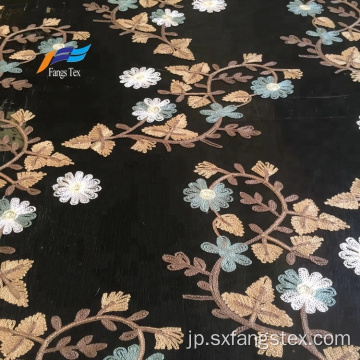 アフリカのTokay花刺繡の女性は黒い生地をドレスアップ